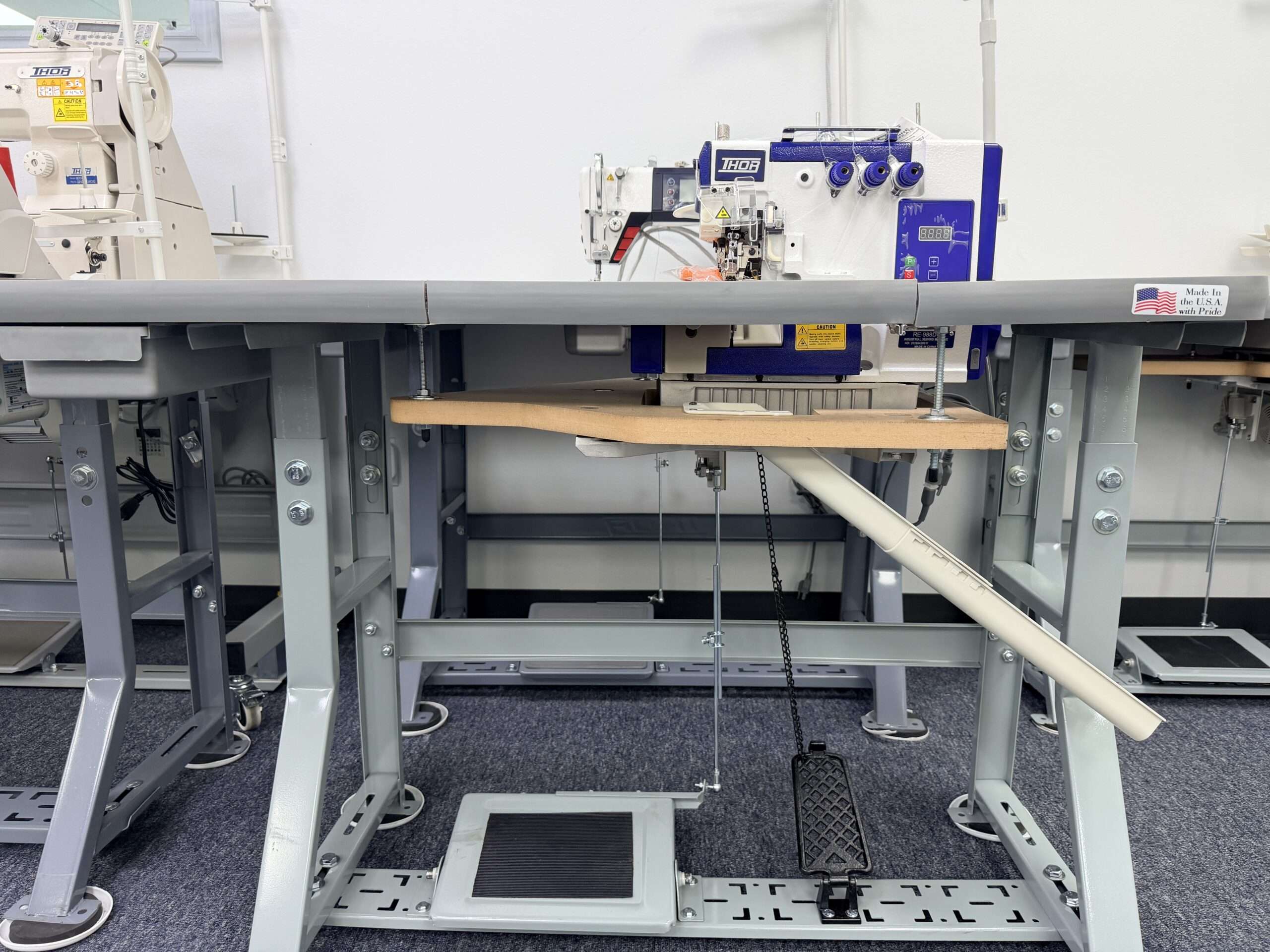 THOR RE-988D-3 Direct Drive Three Thread Industrial Serger Overlock Sewing Machine. Call for Price 214-749-7991. - Image 3
